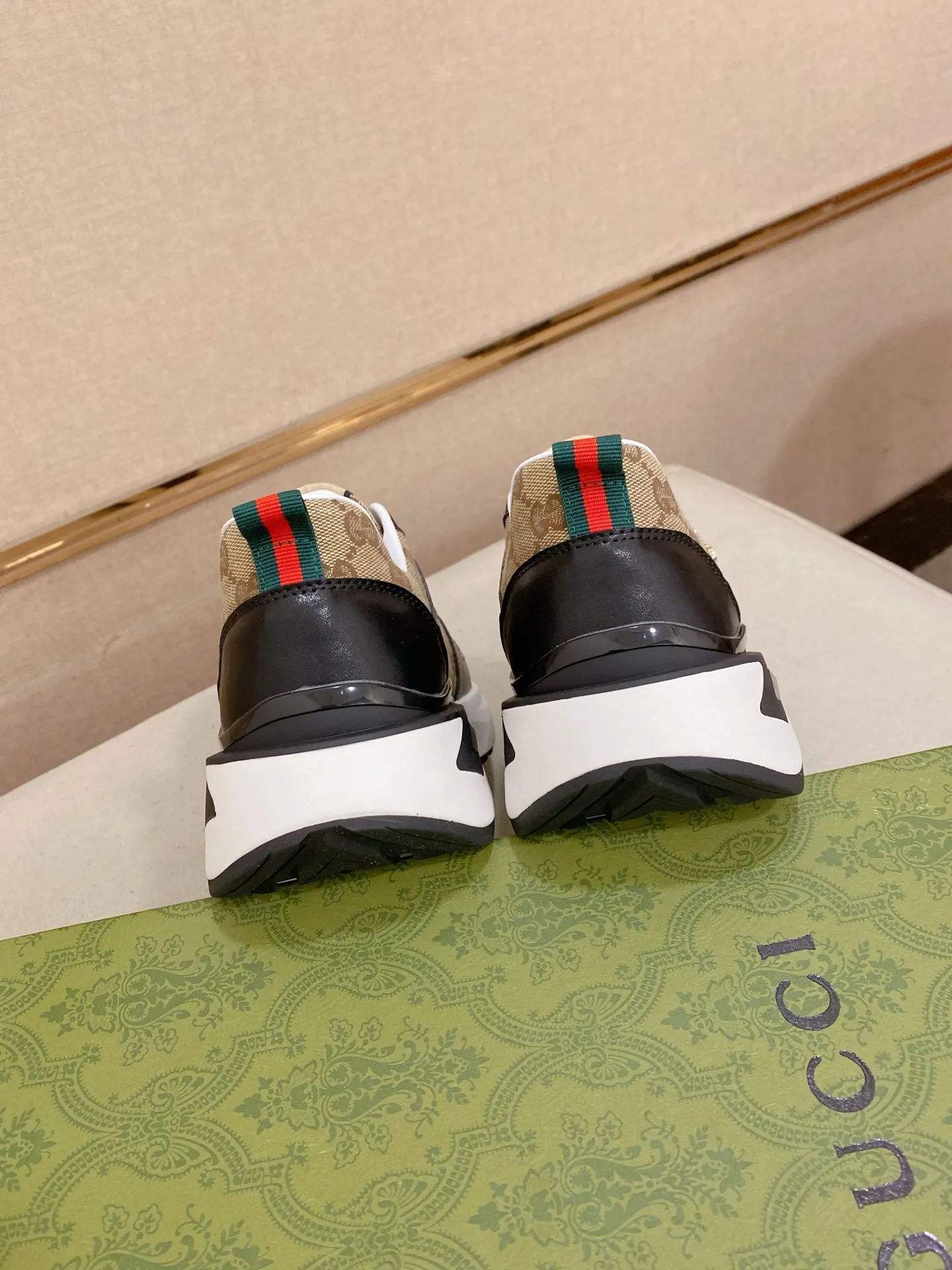 Factory price 462💰New GUCCI (Gucci) counters are launched simultaneously, new men's shoes, 😘fabrics are selected imported cowhide, lining: sheepskin lining. 👍🏿 High-end ☄️ air-cushion molded anti-slip rubber outsole, exquisite lines, simple and elegant, comfortable and high-end for leisure travel. Code number: 38 to 44 (45 can be customized and cannot be returned or exchanged)